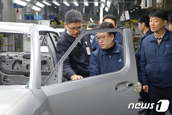 윤몽현 광주글로벌모터스 대표이사(왼쪽 두번째)가 캐스퍼 생산라인을 점검하고 있다. © News1