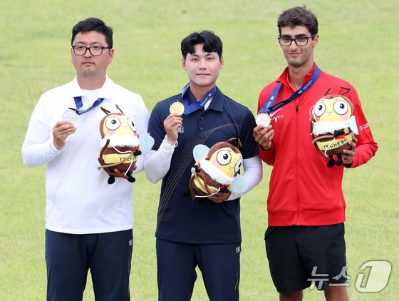 26일 경북 예천군 진호국제양궁장에서 열린 2024 현대 양궁 월드컵 2차 대회 리커브 남자 개인 시상식에서 수상 선수들이 기념 촬영을 하고 있다. 금메달에 이우석, 은메달 김우진, 동메달 튀르키예 압둘라 일디르미스. 2024.5.26/뉴스1 © News1 이동해 기자