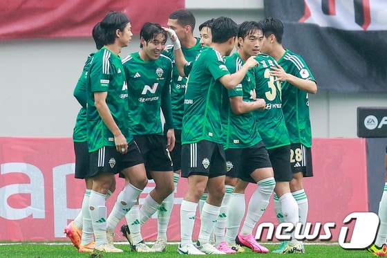 기뻐하는 전북 선수들. 2024.4.20/뉴스1 © News1 안은나 기자