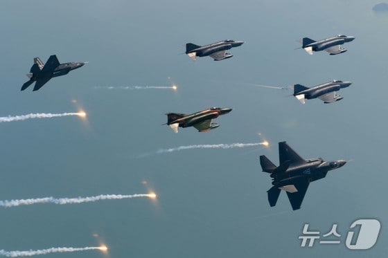 공군은 12일 '필승편대' F-4E 팬텀 4대가 49년 만의 국토순례 비행을 성공적으로 실시했다고 밝혔다. 사진은 팬텀과 KF-21이 날개를 나란히 하고 비행하다가 KF-21이 피치아웃을 하고 있는 모습. KF-21은 F-4와 F-5를 대체하기 위해 국내개발된 전투기로, 2026년부터 공군에 배치될 예정이다. (공군 제공) 2024.5.12/뉴스1