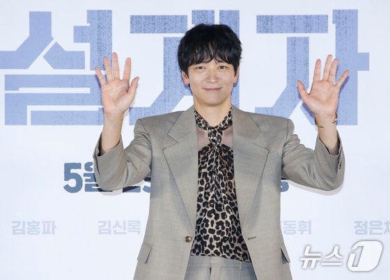 배우 강동원이 29일 서울 용산구 CGV 용산아이파크몰에서 열린 영화 '설계자‘(감독 이요섭) 제작보고회에서 포즈를 취하고 있다. '설계자'는 의뢰받은 청부 살인을 완벽한 사고사로 조작하는 설계자 ‘영일’이 예기치 못한 사건에 휘말리며 벌어지는 이야기를 그린 영화다. 2024.4.29/뉴스1 © News1 권현진 기자