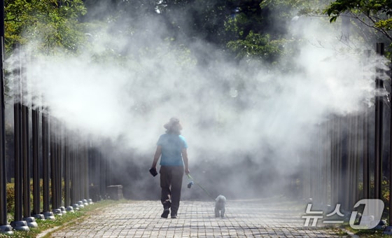 초여름날씨가 이어지고 있는 23일 광주 서구 상무시민공원에 쿨링포그가 작동돼 지나가는 시민들의 더위를 식혀주고 있다. 2024.5.23/뉴스1 © News1 김태성 기자