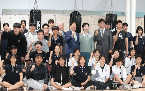 설동호 대전시교육감이 지난 16일 제53회 전국소년체육대회 참가하는 선수들과 파이팅을 외치고 있다. 2024.5.16/뉴스1 © News1 김기태 기자