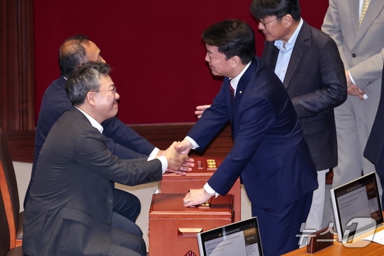 안철수 국민의힘 의원이 28일 오후 서울 여의도 국회에서 열린 제21대 국회 마지막 본회의에서 채상병 특검법(순직 해병 수사 방해 및 사건 은폐 등의 진상규명을 위한 특별검사의 임명 등에 관한 법률안 재의의 건) 재표결을 하고 있다. 2024.5.28/뉴스1 © News1 구윤성 기자