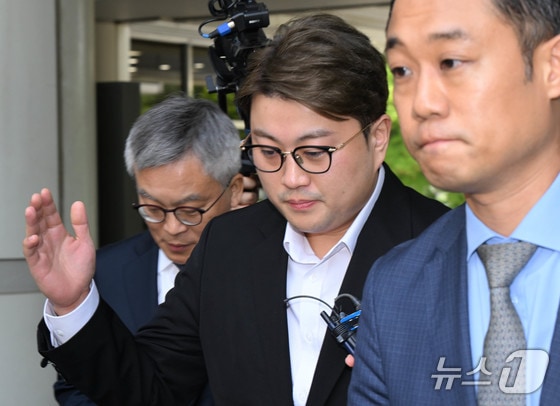 음주 뺑소니 혐의를 받는 가수 김호중이 24일 오전 서울 서초구 서울중앙지방법원에서 영장실질심사(구속 전 피의자심문)에 출석하고 있다. (공동취재) 2024.5.24/뉴스1 © News1 김성진 기자