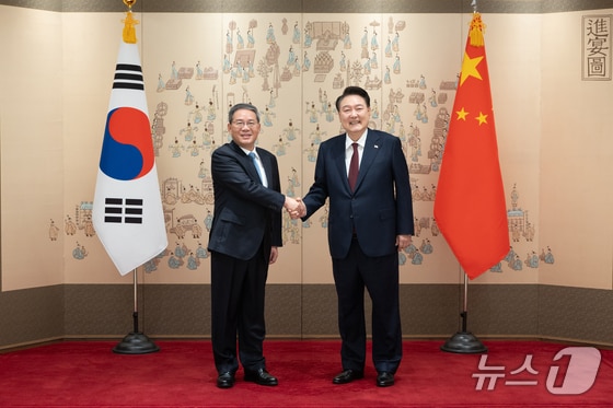 윤석열 대통령이 26일 용산 대통령실 청사에서 리창 중국 총리를 영접한 후 기념촬영을 하고 있다. (대통령실 제공) 2024.5.26/뉴스1 © News1 오대일 기자