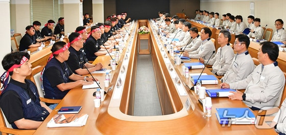 현대자동차 노사 관계자들이 23일 현대차 울산공장 본관 동행룸에서 2024년 임금협상 교섭 상견례를 하고 있다. (현대자동차 제공) 2024.5.23/뉴스1 © News1 