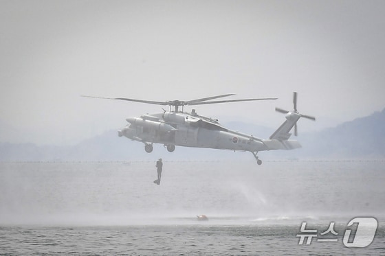 22일 합동참모본부가 해군군수사령부 병기탄약창에서 폭발물처리(EOD) 능력에 대한 상호 기술교류와 연합·합동성 강화, 유관기관과 협업체계 발전을 목적으로 ’2024년 합동 폭발물처리 세미나 및 훈련'을 진행하는 모습. (해군 제공)