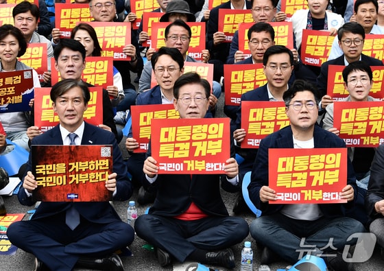조국 조국혁신당 대표, 이재명 더불어민주당 대표, 박찬대 더불어민주당 원내대표(왼쪽부터)가 25일 오후 서울 중구 숭례문 인근에서 열린 범야당 및 시민사회 '채상병 특검법 거부 규탄 및 통과 촉구 범국민대회'에 참석해 구호를 외치고 있다. (공동취재) 2024.5.25/뉴스1 © News1 이승배 기자