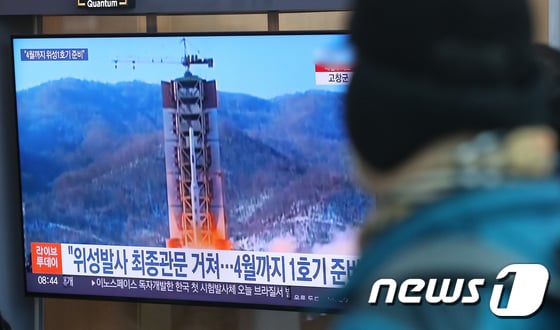 19일 오전 서울 용산구 한강대로 서울역에서 시민들이 북한의 탄도미사일 발사 및 군 정찰위성 개발 관련 뉴스를 시청하고 있다. (사진은 기사 내용과 무관함) / 뉴스1 © News12022.12.19/뉴스1 © News1 임세영 기자