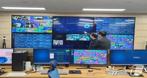 금천구 종합관제센터 직원들이 열화상 카메라로 모니터링을 하고 있다. (금천구 제공)© 뉴스1