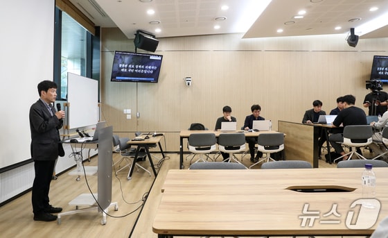 최창민 전국 의과대학 교수 비상대책위원회 위원장이 24일 오후 서울 송파구 울산대학교 의과대학에서 전날 의료 공백 장기화에 따른 대응 방안 등을 논의한 온라인 총회 결과를 발표하고 있다.  2024.5.24/뉴스1 © News1 이승배 기자