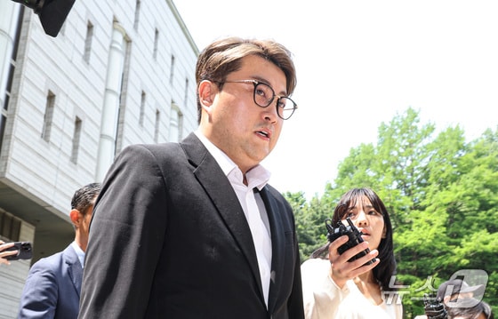 가수 김호중씨가 영장실질심사를 받기 위해 24일 오전 서울 서초구 서울중앙지방법원에 출석하고 있다. (공동취재) 2024.5.24/뉴스1 © News1 김성진 기자