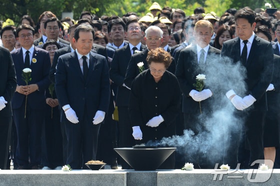 권양숙 여사가 23일 오후 경남 김해시 봉하마을에서 열린 고 노무현 전 대통령 서거 15주기 추도식에서 대통령 묘역에 분향하고 있다. (공동취재) 2024.5.23/뉴스1 © News1 구윤성 기자