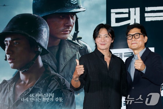 강제규 감독과 배우 장동건(왼쪽)이 30일 서울 건대 롯데시네마에서 열린 영화 '태극기 휘날리며' 개봉 20주년 기념 4K 리마스터링 기자간담회에서 포즈를 취하고 있다. '태극기 휘날리며'는 잊을 수 없는 1950년 6월, 두 형제(장동건 원빈 분)의 갈등과 우애 그리고 전쟁의 비극을 그렸다. 6.25 전쟁을 배경으로 한 액션 블록버스터인 이 영화는 '쉬리' '은행나무 침대' 등 명작들을 만들어낸 강제규 감독의 작품 중에서도 수작으로 꼽힌다. 2004년 개봉 당시 첫주 관객 177만명, 한국 영화사상 최단기간 천만 관객 돌파 등의 신기록을 세우며 신드롬을 불러일으켰다. 2024.5.30/뉴스1 © News1 권현진 기자