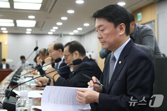 안철수 국민의힘 의원이 24일 오전 서울 여의도 국회의원회관에서 윤상현 의원 주최로 열린 '진보가 보는 보수'세미나에 참석해 자리에 앉아 있다. 2024.5.24/뉴스1 © News1 이광호 기자