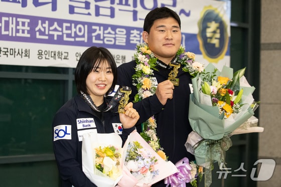 허미미(왼쪽), 김민종이 26일 아랍에미리트(UAE) 아부다비에서 열린 2024 국제유도연맹(IJF) 세계선수권대회를 마친 후 인천국제공항 제1여객터미널을 통해 귀국해 금메달을 들어보이고 있다. 유도대표팀은 이번 대회에서 개인전 금메달 2개, 동메달 3개를 획득했다. 김민종(양평군청)이 남자 100㎏ 이상급에서 39년 만에 금메달을, 여자 57㎏급에 나선 허미미(경북체육회)는 한국 여자 선수로서 29년 만에 세계선수권대회 금메달을 목에 걸었다. 이들 외에도 남자 81㎏급 이준환(용인대), 60㎏급 이하림(한국마사회), 여자 78㎏ 이상급 김하윤(안산시청)이 각각 동메달을 따냈다. 2024.5.26/뉴스1 © News1 유승관 기자