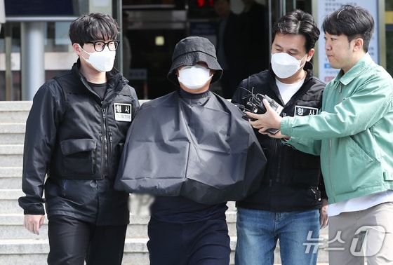 특정범죄가중처벌법 상 보복살인 혐의를 받는 50대 유튜버 A씨가 16일 오전 부산 연제구 연제경찰서에서 검찰로 송치되고 있다. A씨는 지난 9일 부산 연제구 부산법원 종합청사 앞에서 생중계 방송을 하고 있던 유튜버 B씨를 살해했다. 2024.5.16/뉴스1 © News1 윤일지 기자