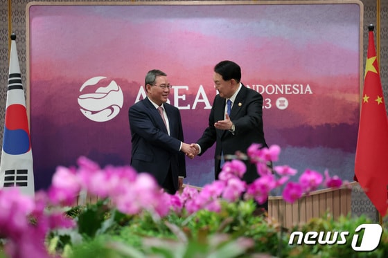 윤석열 대통령이 지난해 9월 7일(현지시간) 자카르타 컨벤션센터에서 열린 한중 회담에서 리창 중국 총리와 기념촬영을 하는 모습. (대통령실 제공) 2023.9.7/뉴스1 © News1 오대일 기자