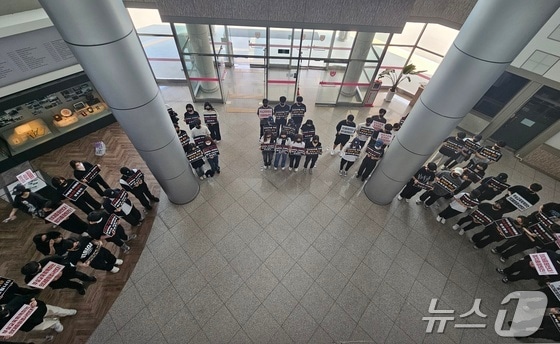 23일 오전 충북대학교에서 의과대학 정원 증원 등의 학칙 개정안을 심의하는 대학평의원회가 열리고 있다. 대학평의원회가 열리고 있는 충북대학본부 5층에서 학생들이 침묵 시위를 하고 있다.2024.5.23/뉴스1 © News1 이재규 기자