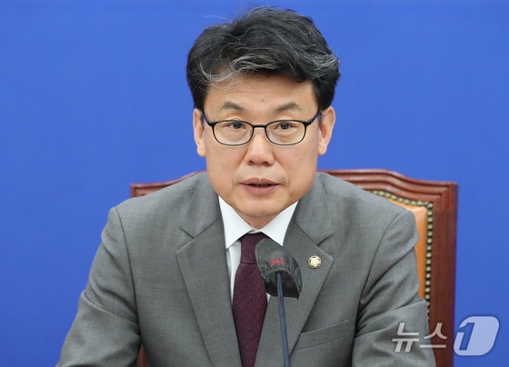 진성준 더불어민주당 정책위의장이 16일 오전 서울 여의도 국회에서 열린 정책조정회의에서 발언을 하고 있다. 2024.5.16/뉴스1 © News1 임세영 기자