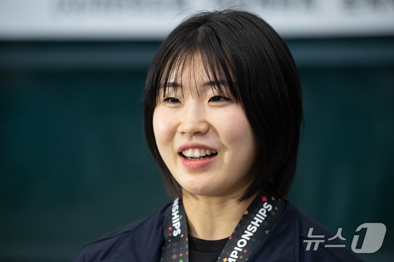 허미미가 26일 아랍에미리트(UAE) 아부다비에서 열린 2024 국제유도연맹(IJF) 세계선수권대회를 마친 후 인천국제공항 제1여객터미널을 통해 귀국해 취재진과 인터뷰하고 있다. 유도대표팀은 이번 대회에서 개인전 금메달 2개, 동메달 3개를 획득했다. 김민종(양평군청)이 남자 100㎏ 이상급에서 39년 만에 금메달을, 여자 57㎏급에 나선 허미미(경북체육회)는 한국 여자 선수로서 29년 만에 세계선수권대회 금메달을 목에 걸었다. 이들 외에도 남자 81㎏급 이준환(용인대), 60㎏급 이하림(한국마사회), 여자 78㎏ 이상급 김하윤(안산시청)이 각각 동메달을 따냈다. 2024.5.26/뉴스1 © News1 유승관 기자