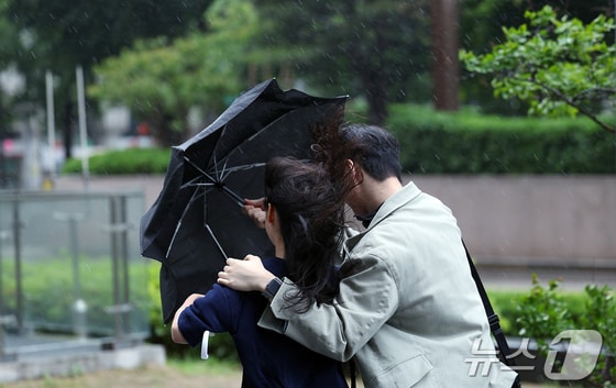 전국에 강풍을 동반한 비가 예고된 11일 오후 서울 종로구 도심을 지나는 한 시민들이 강한 바람에 위태로운 모양의 우산에 의지한 채 발걸음을 재촉하고 있다.  2024.5.11/뉴스1 © News1 박정호 기자