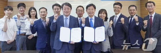 김기만 DGB대구은행 부행장(앞줄 왼쪽)과 박승호 계명문화대 총장이 '아이엠 유니즈(iM uniz) 구축'을 위한 업무협약을 체결한 뒤 파이팅을 외치고 있다.(대구은행 제공)