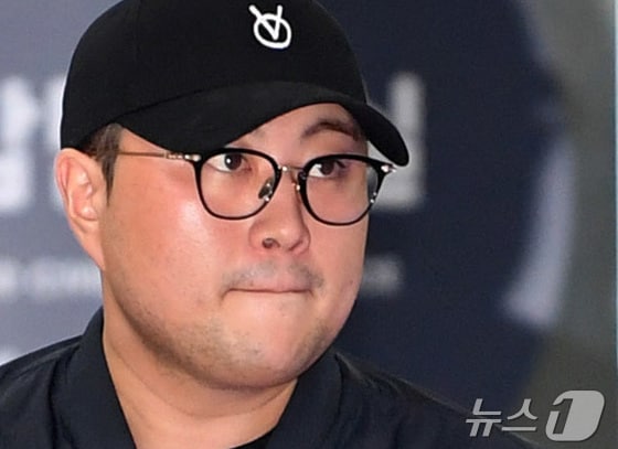 뺑소니 혐의와 음주 운전 의혹을 받는 트로트 가수 김호중이 21일 오후 서울 강남경찰서에서 조사를 마치고 나오고 있다. (공동취재) 2024.5.21/뉴스1 © News1 