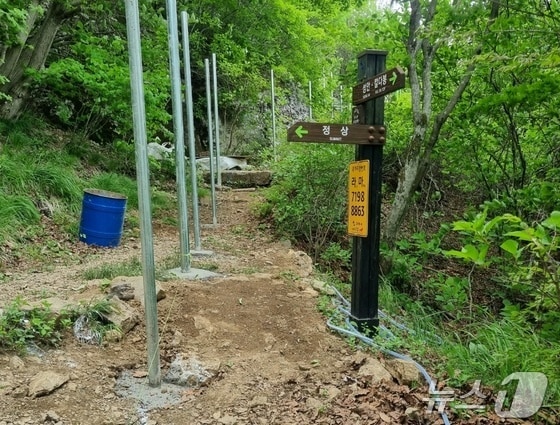 주한미군이 헬기장 보수공사를 하면서 금오산 등산로에 설치한 펜스 모습.(독자 제공) 2024.5.24/뉴스1