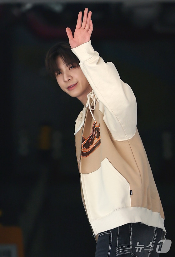 가수 정동원이 27일 오전 서울 영등포구 여의도 KBS에서 열리는 라디오 '박명수쇼'에 참석하며 팬들에게 인사를 하고 있다. 2024.5.27/뉴스1 © News1 김진환 기자