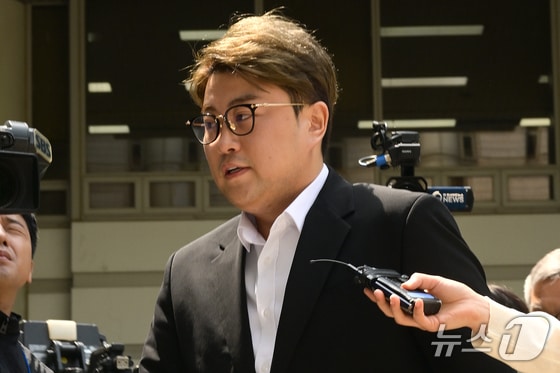 음주 뺑소니 혐의를 받는 가수 김호중이 영장실질심사(구속 전 피의자심문)를 위해 24일 오전 서울 서초구 서울중앙지방법원에 출석하고 있다. (공동취재) 2024.5.24/뉴스1 © News1 김성진 기자