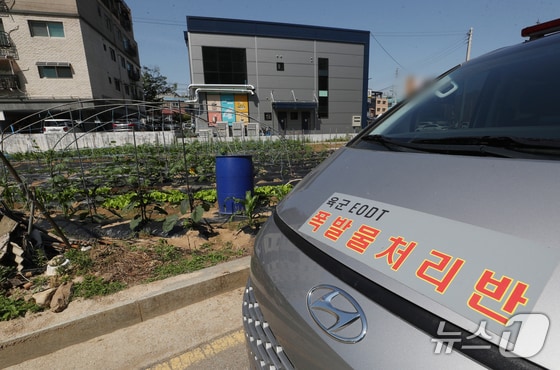 북한이 살포한 대남전단 추정 미상물체 잔해들이 전국 곳곳에서 발견되고 있는 29일 오전 대남전단 풍선으로 추정되는 잔해가 발견된 경기 용인시 이동읍 송전리에 육군 폭발물처리반 차량이 서 있다. 2024.5.29/뉴스1 © News1 김영운 기자