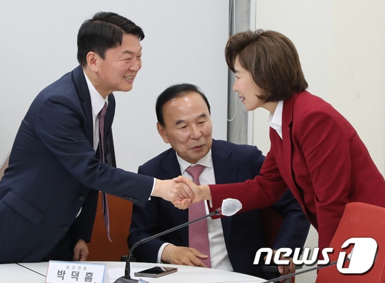 안철수 국민의힘 의원과 나경원 당선인이 지난 4월 15일 오전 서울 여의도 국회에서 열린 4선 이상 국회의원 당선인 간담회에서 인사를 나누고 있다. (공동취재) 2024.4.15/뉴스1 © News1 송원영 기자
