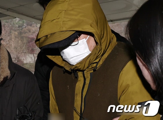 둔기로 아내를 살해한 혐의를 받는 대형 로펌 출신 변호사 현 모 씨가 6일 오후 서울 서초구 서울중앙지방법원에서 열린 구속 전 피의자 심문(영장실질심사)에 출석하고 있다. 2023.12.6/뉴스1 © News1 구윤성 기자