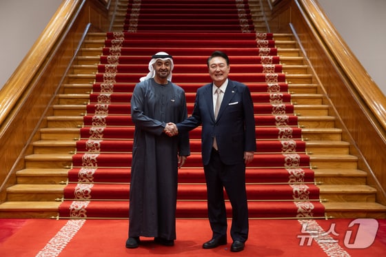 윤석열 대통령이 28일 청와대 본관에서 열린 모하메드 빈 자이드 알 나흐얀 아랍에미리트(UAE)대통령 국빈 방한 친교 만찬에서 모하메드 대통령과 악수하고 있다. (대통령실 제공) 2024.5.28/뉴스1 © News1 송원영 기자