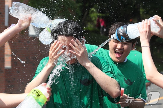 본격적인 여름 날씨가 찾아온 23일 대구 달서구 계명대 성서캠퍼스 운동장에서 열린 공과대학 체육대회에 참여한 학생들이 물장난을 치며 더위를 식히고 있다. 2024.5.23/뉴스1 © News1 공정식 기자