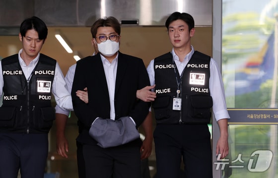 '음주 뺑소니' 혐의를 받는 트로트 가수 김호중 씨가 31일 오전 서울 강남경찰서에서 나와 검찰로 구속 송치되고 있다.  2024.5.31/뉴스1 © News1 박정호 기자