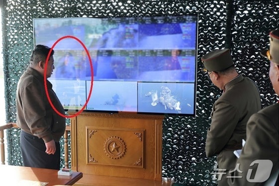 (평양 노동신문=뉴스1) = 김정은 북한 노동당 총비서가  600㎜ 초대형 방사포 위력시위사격을 지도한 현장에 딸 주애로 추정되는 인물이 포착됐다. [국내에서만 사용가능. 재배포 금지. DB 금지. For Use Only in the Republic of Korea. Redistribution Prohibited] rodongphoto@news1.kr 