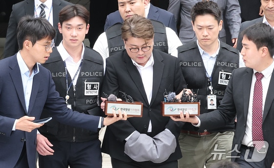 '음주 뺑소니' 혐의를 받는 가수 김호중이 24일 서울 서초구 서울중앙지방법원에서 열린 구속 전 피의자 심문(영장실질심사)을 마친 후 호송 차량으로 이동하고 있다. 2024.5.24/뉴스1 © News1 김성진 기자