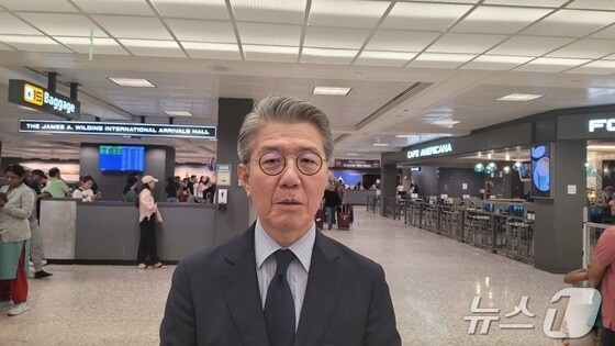 한미일 외교차관 협의회 참석차 미국을 방문한 김홍균 외교부 제1차관이 29일(현지시간) 워싱턴DC 인근 덜레스 국제공항에서 특파원들과 만나 질의응답을 하고 있다. 2024.5.29.