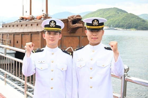 권태혁(왼쪽), 이태욱 해군 소위.(해군 제공)