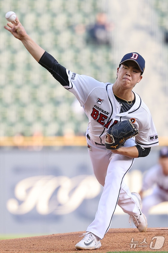 23일 오후 서울 송파구 잠실야구장에서 열린 프로야구 '2024 신한 SOL 뱅크 KBO리그' SSG 랜더스와 두산 베어스의 경기, 두산 선발 최준호가 1회초 등판해 힘차게 공을 던지고 있다. 2024.5.23/뉴스1 © News1 김진환 기자