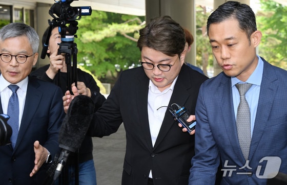 음주 뺑소니 혐의를 받는 가수 김호중이 24일 오전 서울 서초구 서울중앙지방법원에서 영장실질심사(구속 전 피의자심문)에 출석하고 있다. (공동취재) 2024.5.24/뉴스1 © News1 김성진 기자