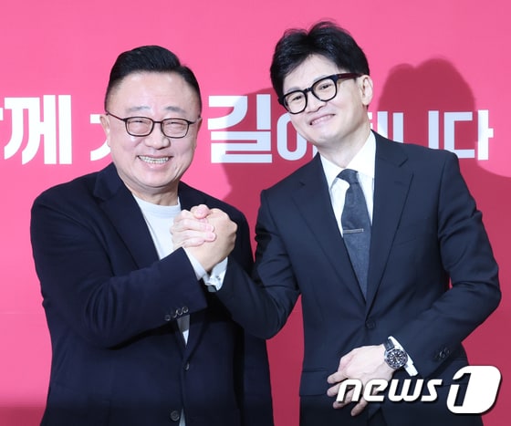 한동훈 국민의힘 비상대책위원장이 지난 1월 22일 서울 여의도 국회에서 열린 국민인재 영입 환영식에서 고동진 전 삼성전자 모바일 부문(옛 IM부문) 대표이사 사장과 기념촬영을 하고 있다. 2024.1.22/뉴스1 © News1 송원영 기자