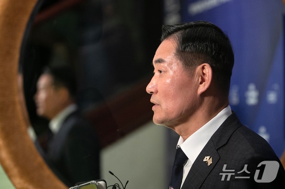 신원식 국방부 장관이 31일 싱가포르 샹그릴라 호텔에서 열린 아시아안보회의(샹그릴라 대화)에서 댄 설리번(Dan Sullivan), 태미 덕월스(Tammy Duckworth), 라폰자 보틀러(Laphonza Butler) 미 상원의원단과 회담을 마치고 취재진의 질문에 답하고 있다. 2024.5.31/뉴스1 © News1 이승배 기자