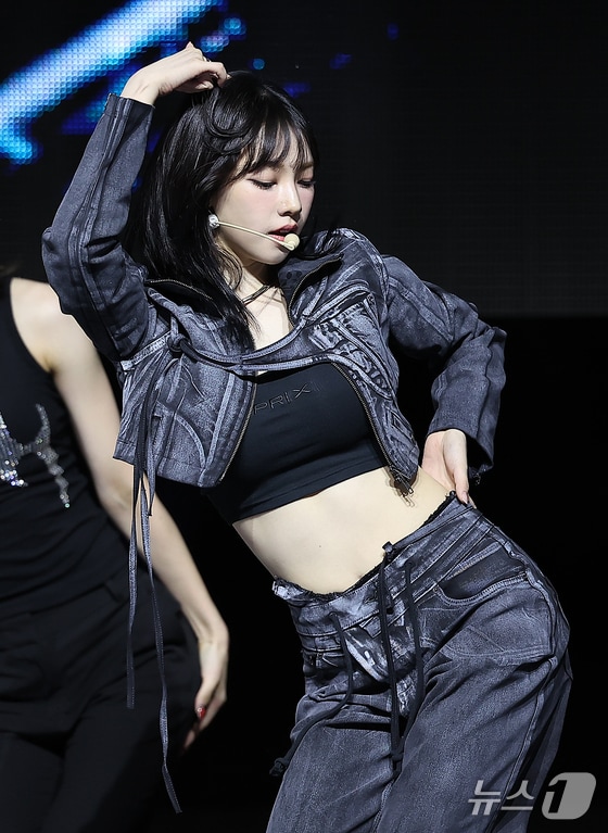 걸그룹 에스파의 카리나가 27일 오후 서울 용산구 한남동 블루스퀘어 마스터카드홀에서 열린 첫 정규 앨범 ‘Armageddon’(아마겟돈) 발매 기념 쇼케이스에서 열정적인 무대를 펼치고 있다. 2024.5.27/뉴스1 © News1 김진환 기자