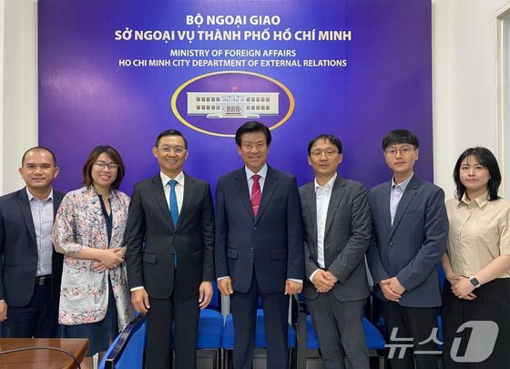 박범인 금산군수(가운데)가 호치민시 인민위원회 외무국을 방문해 짠 프억 아잉 호치민시 인민위원회 외무국장(왼쪽 세번째) 등 관계자들과 기념사진을 찍고 있다.(금산군 제공)/ 뉴스1 