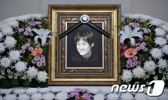 26일 오후 서울 중랑구 서울의료원 장례식장에 배우 이얼(58·이응덕)의 빈소가 마련돼 있다. 드라마 '스토브리그', '보이스4' 등을 비롯해 스크린과 브라운관을 오가며 활약해온 배우 이얼은 식도암 투병 중 별세했다. 2022.5.26/뉴스1 © News1 사진공동취재단