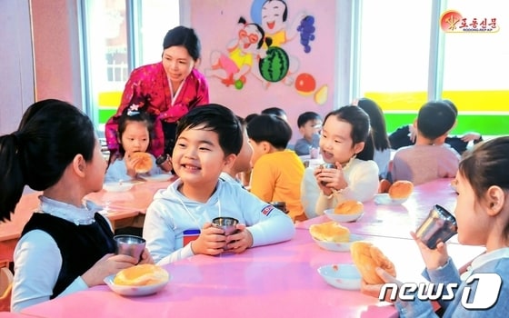 (평양 노동신문=뉴스1) = 북한 노동당 기관지 노동신문에 보도된 평양교원대학부속 모란봉구역 개선유치원 교원들과 아이들의 모습. [국내에서만 사용가능. 재배포 금지. DB 금지. For Use Only in the Republic of Korea. Redistribution Prohibited] rodongphoto@news1.kr